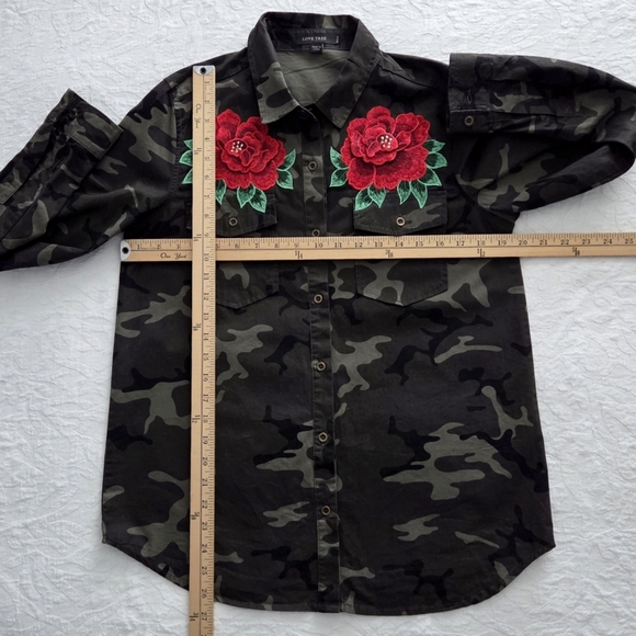 Love Tree Camo Long Sleeve Button Down W/ Red Roses & Pockets, Size Small - Picture 11 of 14